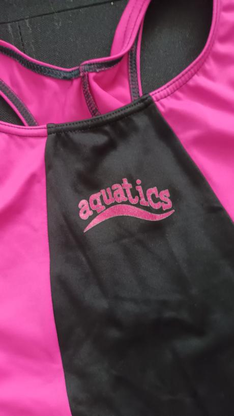 Jednodielné plavky s otvorom na chrbátiku, 146