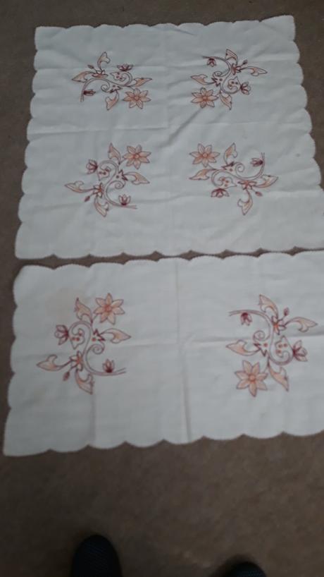 Rucne vysivany obrus,