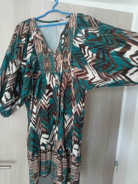 Ľahké letné šaty so širokými rukávmi,