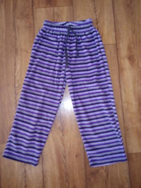 Pruhované tepláky 116 stredne teplé top stav, 116