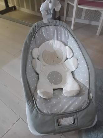 Ingenuity hojdačka vibrujúca s melódiou cuddle lam, 