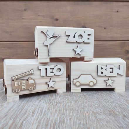 Drevená pokladnička s menom,