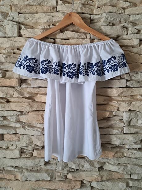Biely top s vyšívanými kvetmi, 