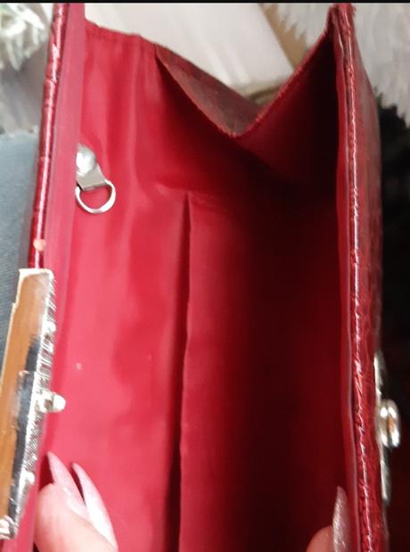 Malá červená kabelka, 