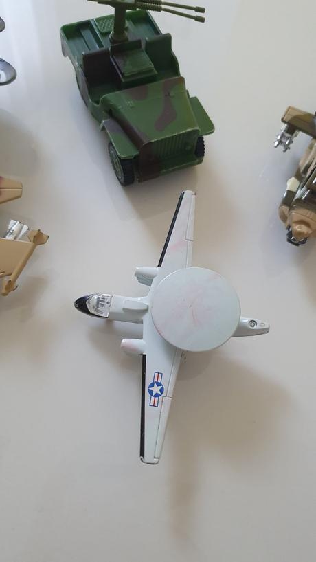 Kovové vojenské hračky,