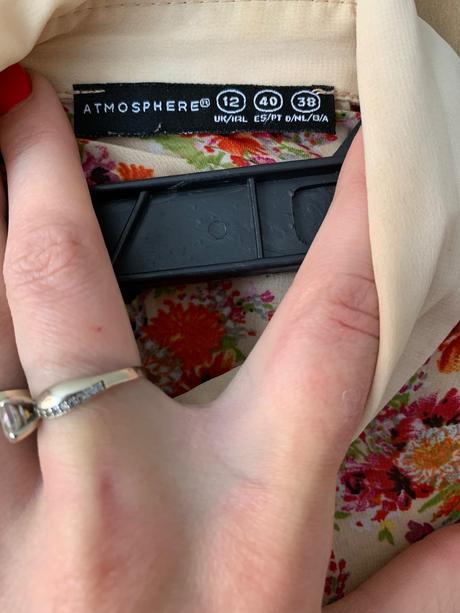 Kvetinová blúzka, atmosphere,38