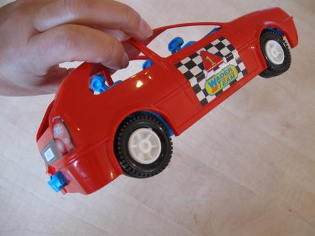 Červené plastové autíčko, 
