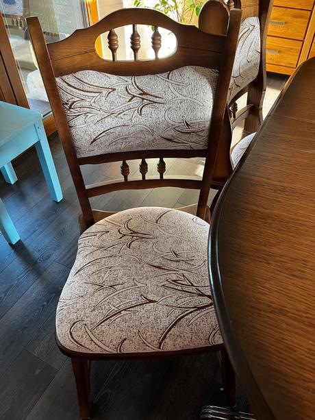 Dreveny stôl a stoličky,