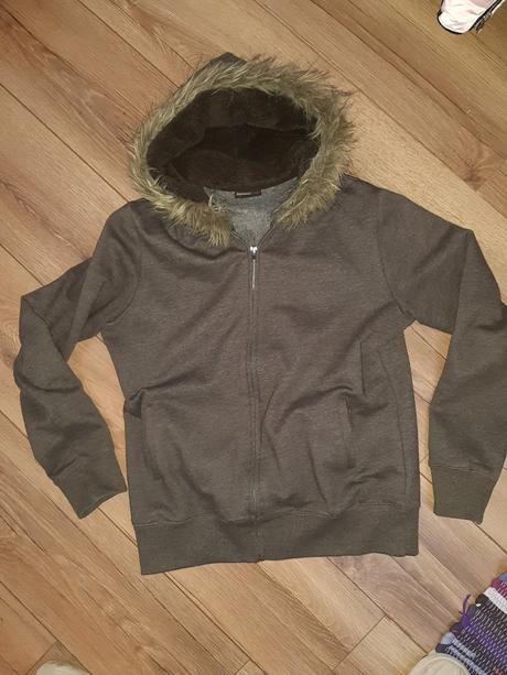 Mikina s kozusinkou, 40