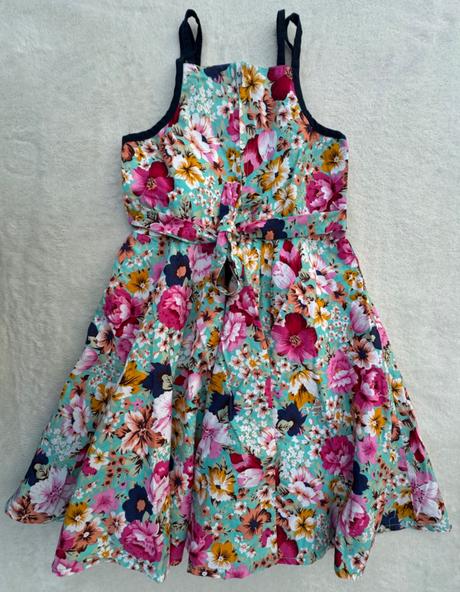 Kvietkované šaty, 134