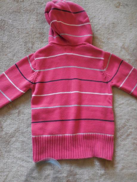 Kvalitný malinovoružový svetrík s kapucňou, esprit,104