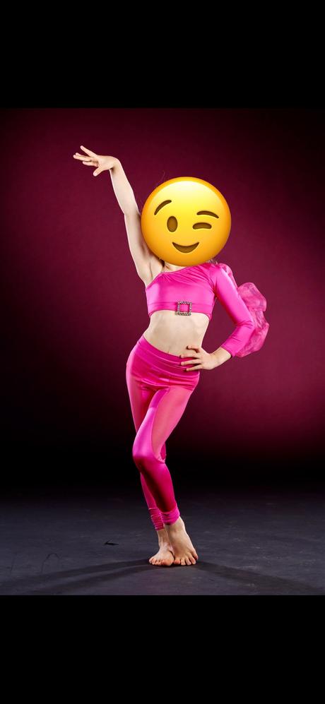 Tanečný kostým, 128