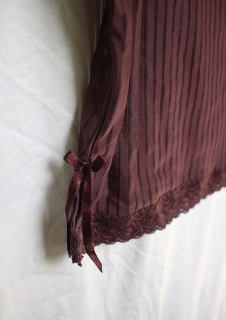 Dámske fialové tielko s čipkou a mašľami, m