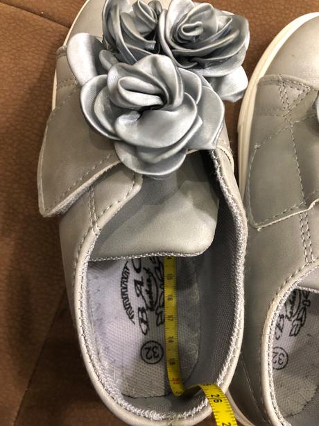 Topanky aj k sukničke, 32