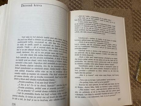 Krásna retro stará kniha rozprávok zakliata hora, 