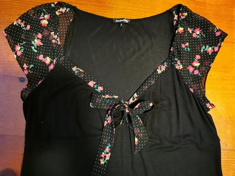 Dámske čierne šaty s krátkym rukávikom, m