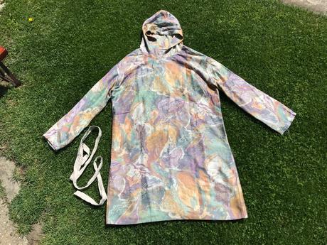 Krásne športové šaty s kapucňou, m