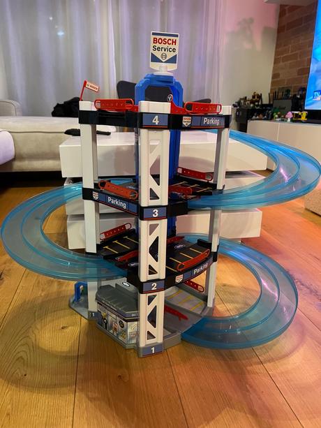 Poschodova garaz pre auticka,