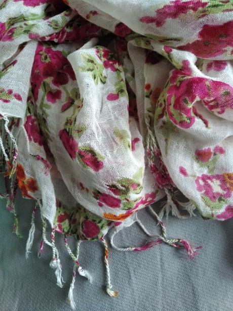 Kvietkovaný šál na leto,