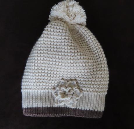 Dámska čiapka s kvetom,