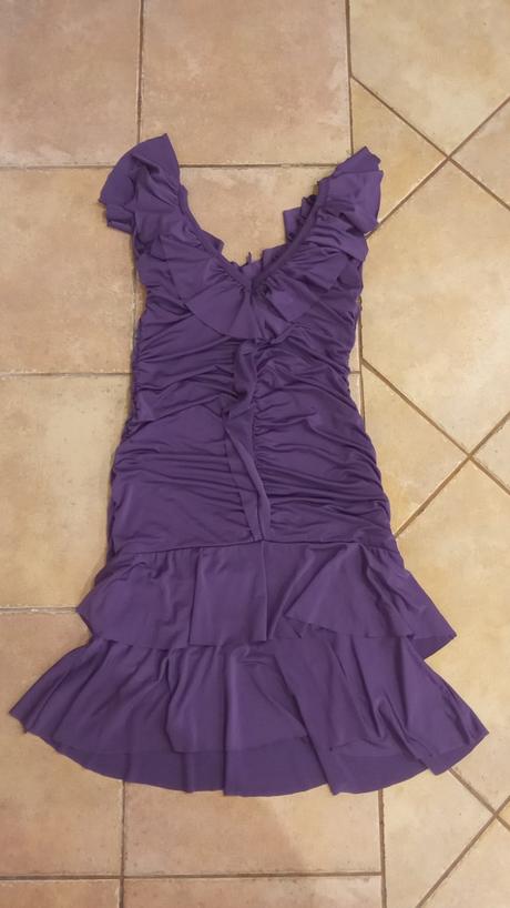 Fialové šaty s volánikmi, s