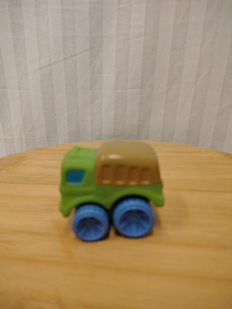 Zelené gumené autíčko playskool wheel pals, 6 cm, 