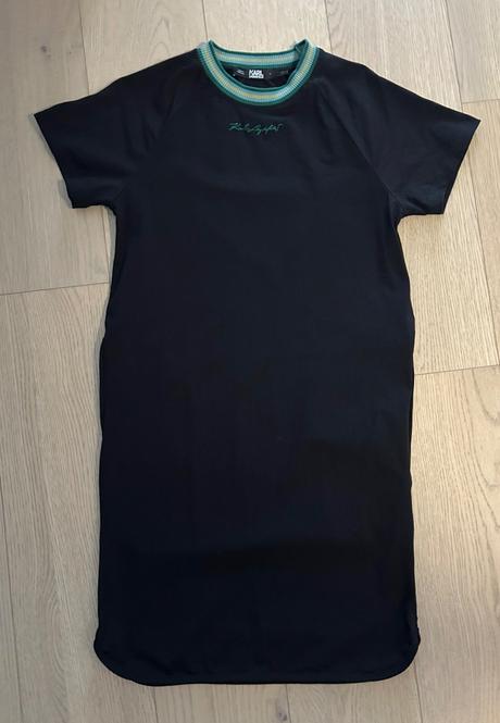 Karl lagerfeld šaty s signature, s