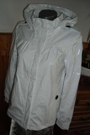 Nepremokavá bunda, 38