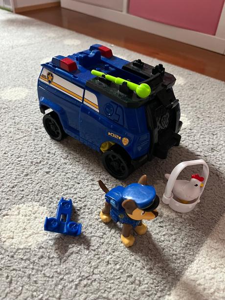 Labkova patrola chase so zvacsujucim autom, 