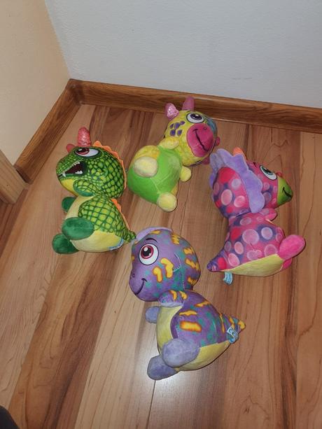 Plyšové dinosaury,