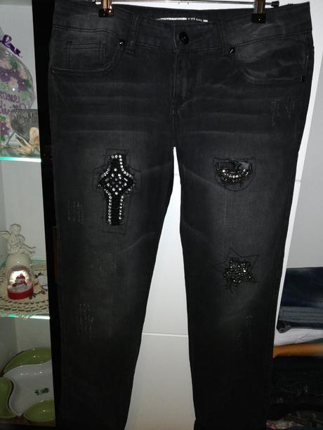 Čierne rifle s aplikáciami, m