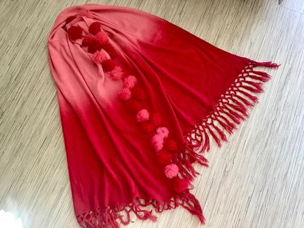 Šál s kozusinkovymi brmbolcami/t,