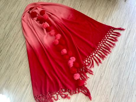 Šál s kozusinkovymi brmbolcami/t, 