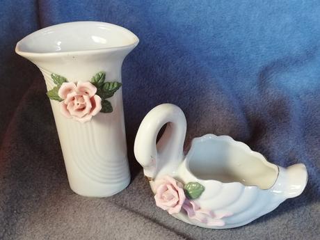 Labuť a vázička s ružami, 