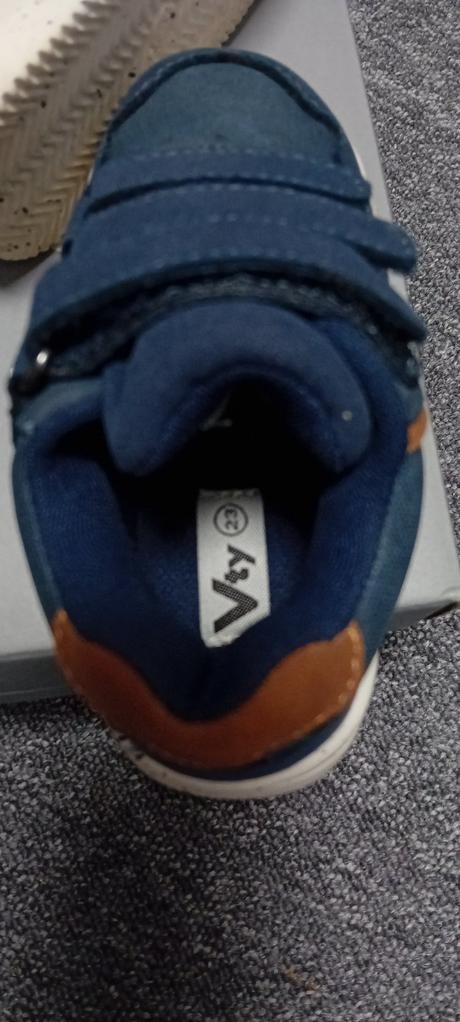 Botasky, deichmann,23