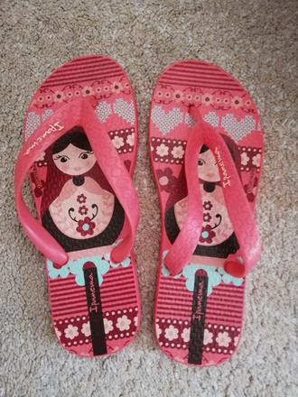 Dievčenské šľapky, 33