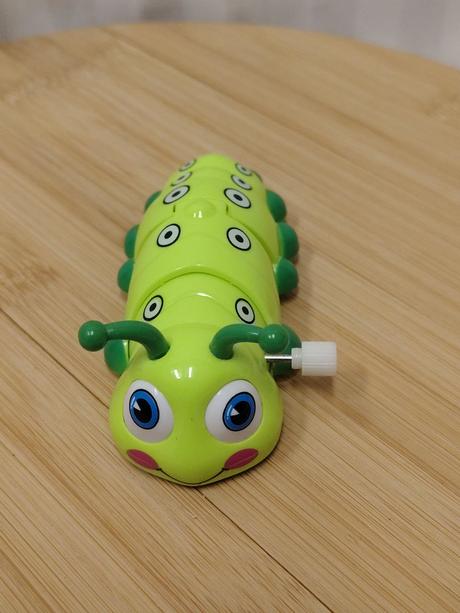 Pohyblivá naťahovacia húsenica na kľúčik, 10 cm, 
