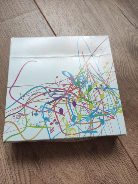 Nahrdelnik s farebnymi kamienkami,