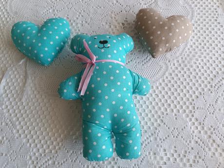 Ozdobný macko so srdiečkami na postielku,