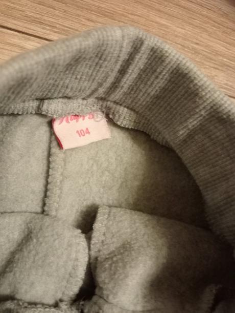 Nenosené oteplene tepláky s koníkom, 104