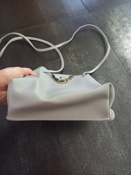 Mala seda kabelka zo srnkou, 