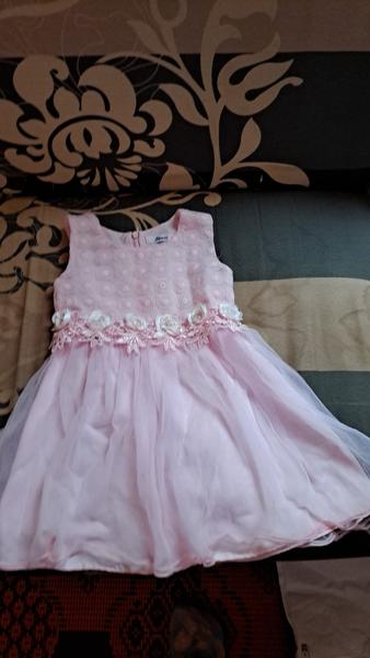 Čo sa hodí k ružovým šatám?