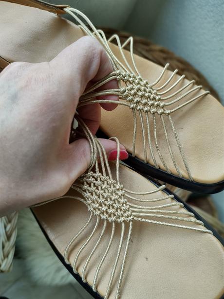 Zlaté sandálky, 40