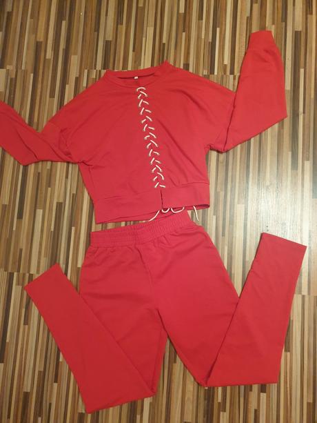 Červená súprava, s