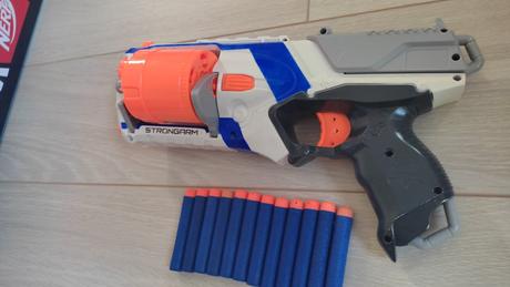 Nerf strongarm s postou, 