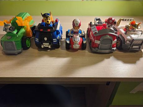 Patrola auta s figurkami, 