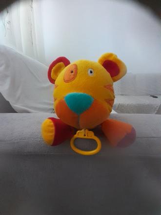 Hudobny natahovaci levik,