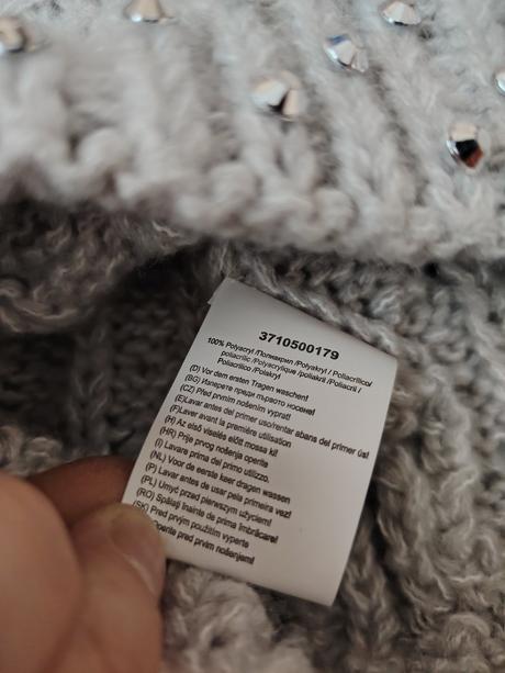 Nová sivá čiapka s brmbolcom a s ozdobnými kamienk, kik