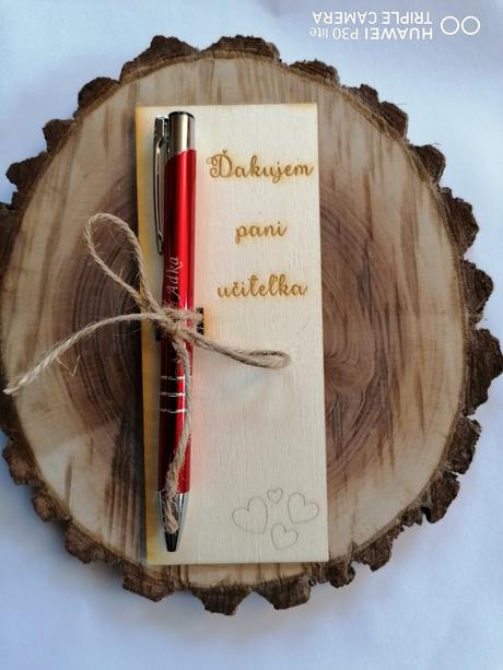 Tabuľka pre učiteľky s gravirovaným perom, 