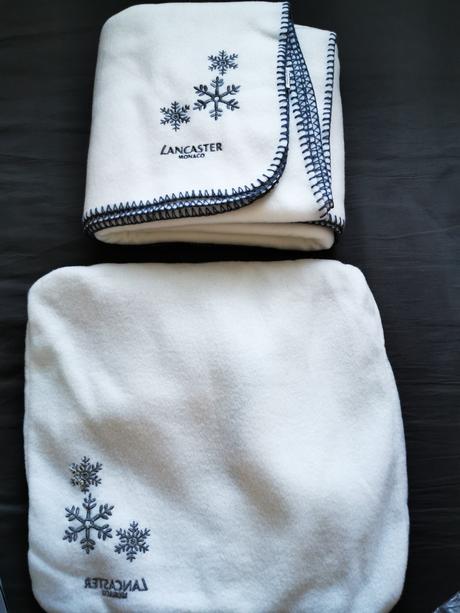 2 v 1 deka alebo vankúšik tenký biely fleece, 